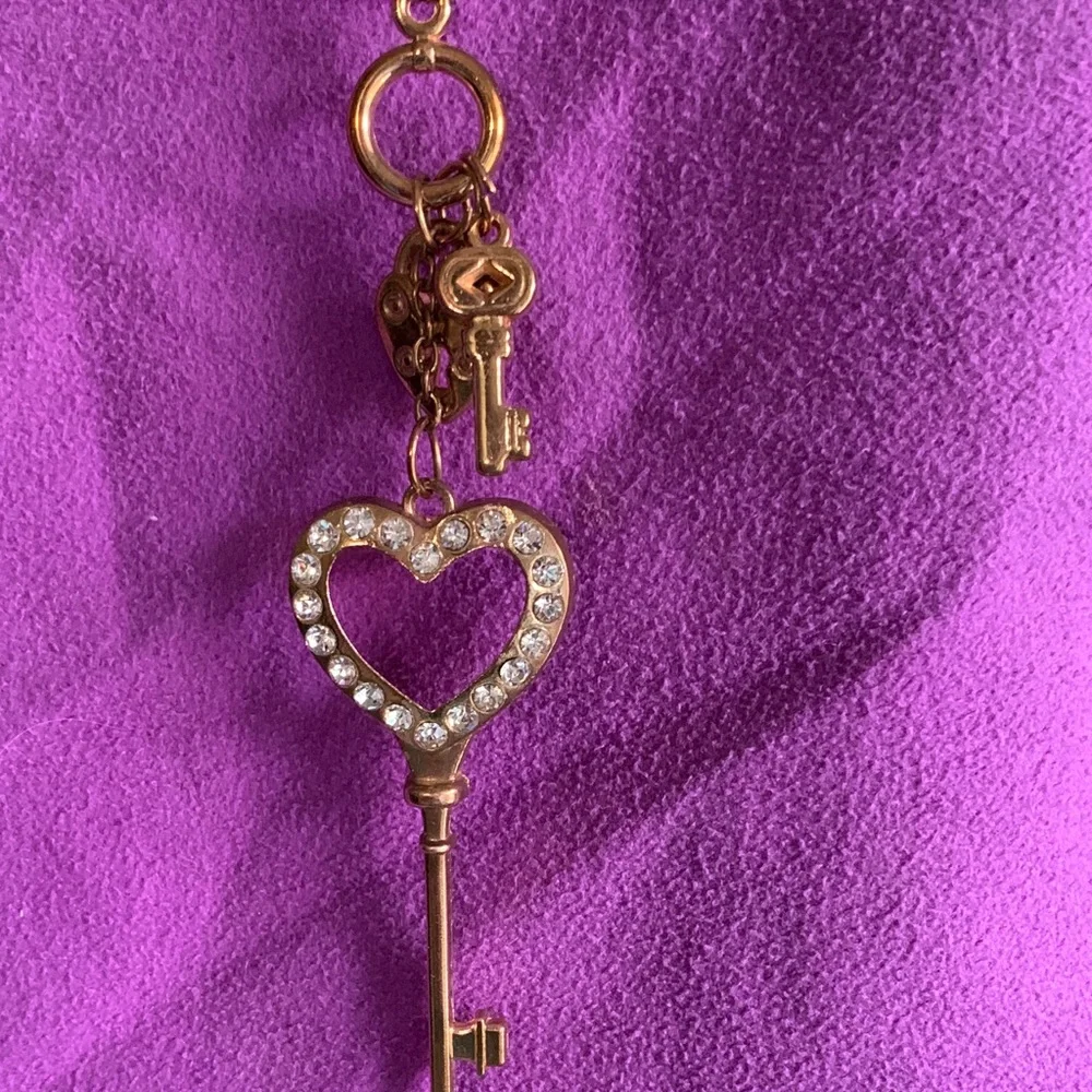 Elegant Gold Heart Key Pendant Necklace - Picture 3 of 4